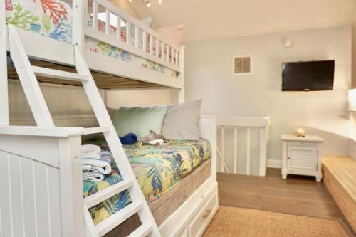 Ένα ή περισσότερα κρεβάτια σε δωμάτιο στο 5BR House - Pool - Hot Tub - 8 Min to Hannah Park