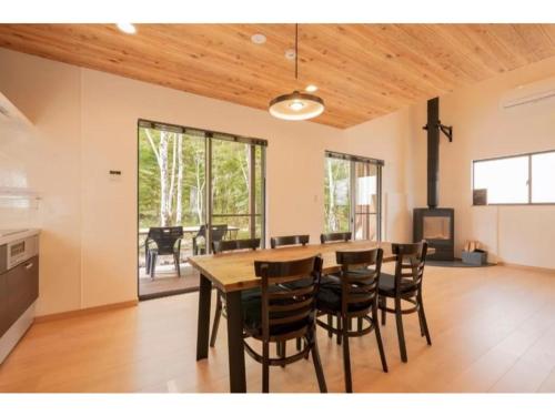 富士河口湖Fuji Fabric stay - Vacation STAY 19980v的厨房兼餐厅，配有桌椅