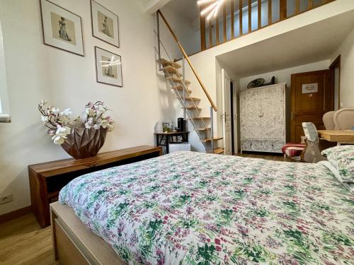 Un dormitorio con una cama con una colcha floral. en TANG Home-Bordeaux Hyper Centre, en Burdeos