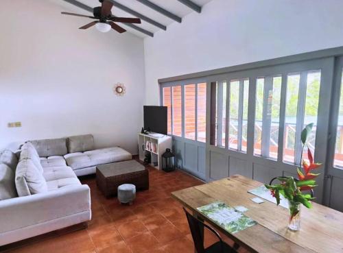 una sala de estar con un sofá y una mesa en Villa Solazur, en Bocas Town