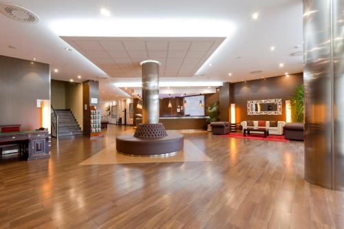 アルカニスにあるHotel Ciudad de Alcañizの噴水のある広いロビー