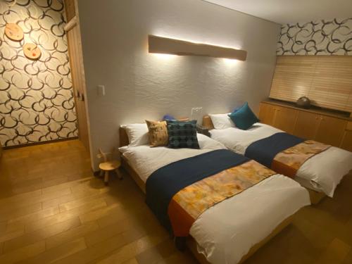 久留米市にあるNohara Tei - Vacation STAY 24199vのホテルの部屋にはベッドが2つあり、