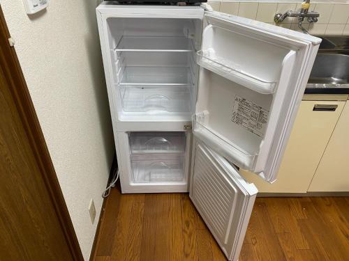 einem leeren Kühlschrank mit offener Tür in der Küche in der Unterkunft wonderful stay TOKYO Daitabashi - Vacation STAY 31675v in Tokio