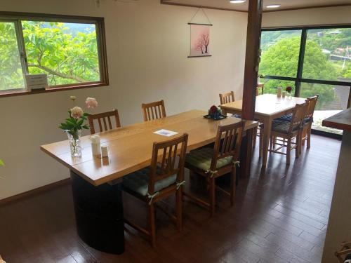 une salle à manger avec une grande table et des chaises en bois dans l'établissement Hatago Masara - Vacation STAY 30108v, à Tanabe