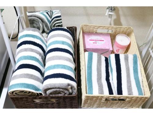 浦安市にあるMaison Cresta Urayasu - Vacation STAY 11150の- タオル入りバスケット2つ