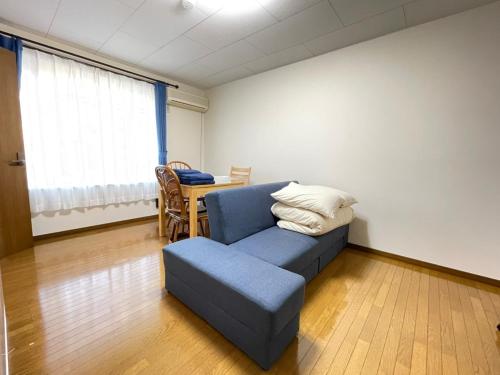 美瑛町にあるAvidasion - Vacation STAY 12044の青いソファとテーブルのあるリビングルーム