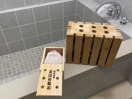 einem Holzblock an der Seite einer Badewanne in der Unterkunft KR base Villa IzuShirahama Resort - Vacation STAY 33296v in Shimoda