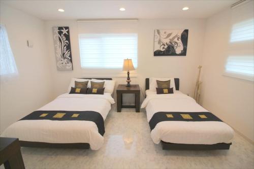 a room with three beds in a room at Nicki Onna-son NC1's house - Vacation STAY 33036v in Meta