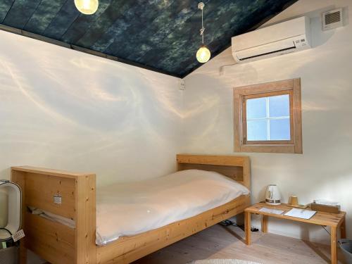 a bedroom with a bed and a window in a room at the room - Vacation STAY 39604v in Kannoura