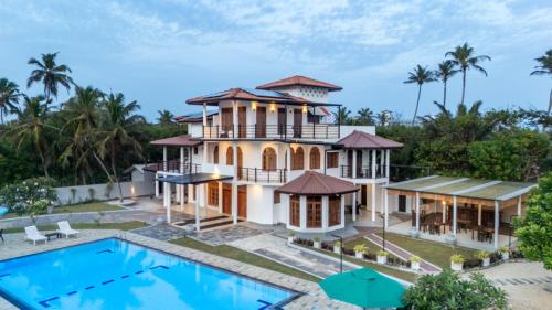 Bazén v ubytování Edwin's Beach House Mirissa in Sri Lanka nebo v jeho okolí