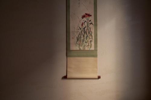 a picture of a flower on a wall at Tabi no yado Hanakeshiki Nanohana 1st floor - Vacation STAY 42962v in Yufuin
