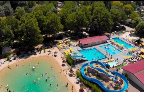 Πισίνα στο ή κοντά στο Mobile home camping 4 étoiles Drôme