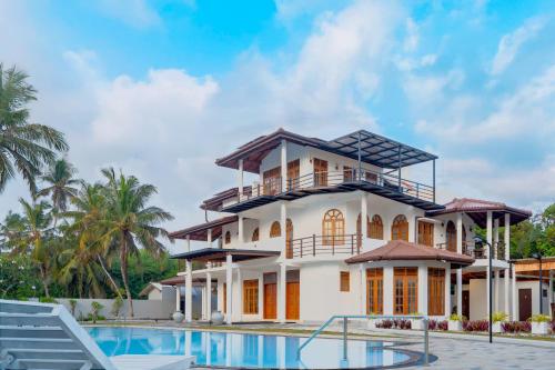 Bazén v ubytování Edwin's Beach House Mirissa in Sri Lanka nebo v jeho okolí