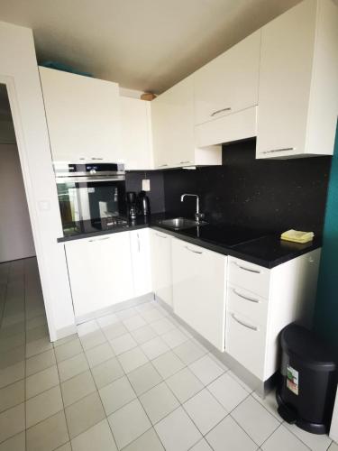 Studio Ciel d'Azur - Fréjus Plage - Tout à pied - Clim - WIFI - Parking - Etage élevé - Vue mer