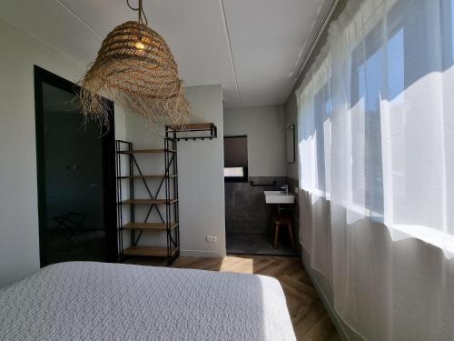 Ένα ή περισσότερα κρεβάτια σε δωμάτιο στο Luxurious detached water villa with jetty