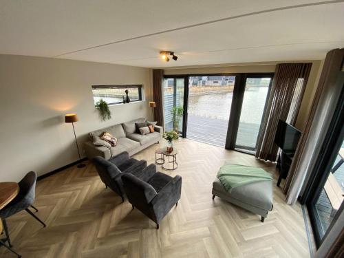 Χώρος καθιστικού στο Luxurious detached water villa with jetty