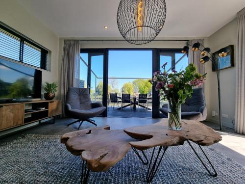 Χώρος καθιστικού στο Luxurious detached water villa with jetty
