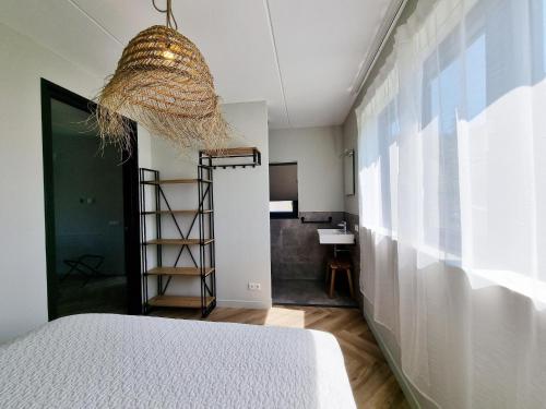 Ένα ή περισσότερα κρεβάτια σε δωμάτιο στο Luxurious detached water villa with jetty