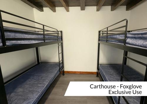 Postel nebo postele na pokoji v ubytování Cwm Clyd - Carthouse