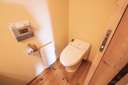 a bathroom with a toilet in a room at Sanso Harunoki staff-resident type - Vacation STAY 11615 in Furano