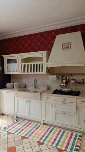 Kuchyň nebo kuchyňský kout v ubytování Rome Charm House