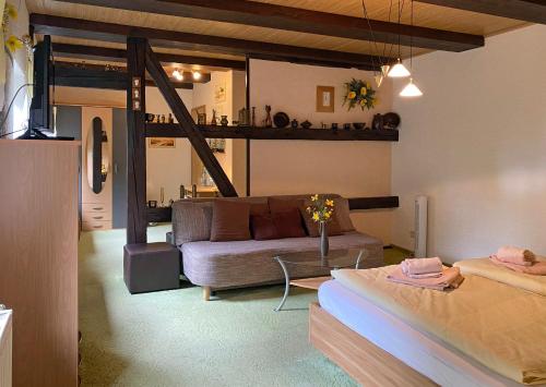 a living room with two beds and a couch at RATAGS Kunsthandwerkerhaus in Langenwolmsdorf