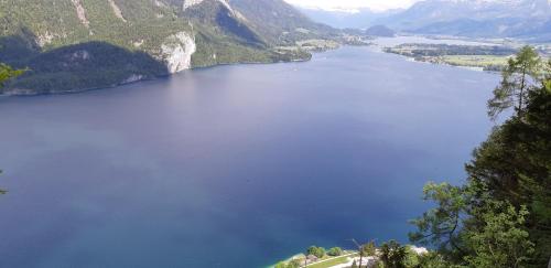 a view of a large lake in the mountains at Abis Ferienwohnung Salzkammergut in Strobl