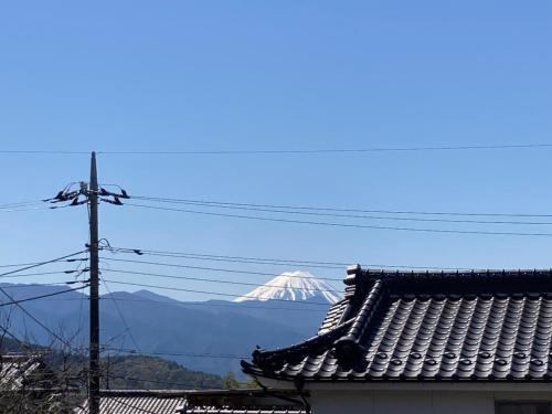 a roof of a building with a mountain in the background at B&B Ladies Only Grape mama Peach room - Vacation STAY 11708 in Koshu