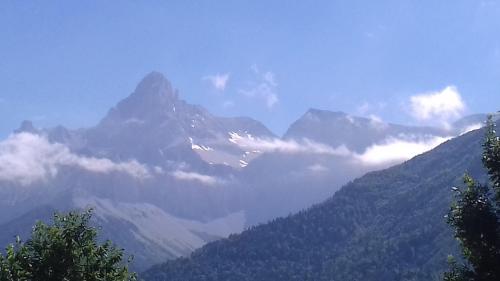 Ein allgemeiner Bergblick oder ein Berglick von des Ferienhauses aus