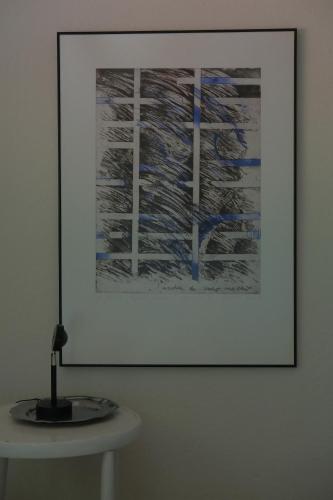 a picture on a wall next to a table with a lamp at Frank86 in Băile Tuşnad
