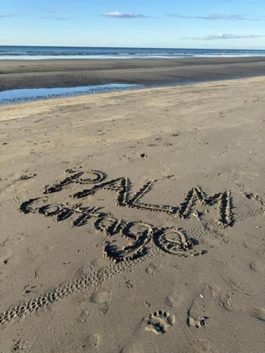 Billede fra billedgalleriet på Waikanae Olde Beach Palm Cottage 2 min to Beach i Waikanae