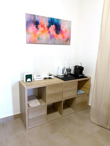 a desk in a room with a painting on the wall at Casa Del Saliceto 2 in Caorso