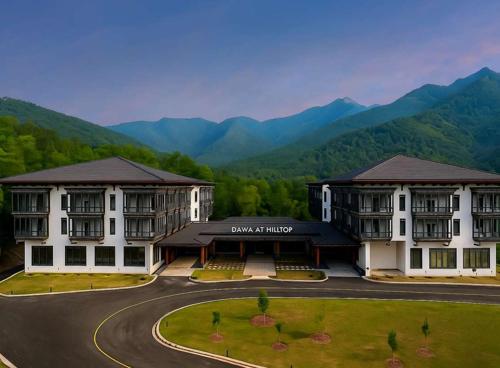 パロにあるDawa at Hilltop by Heetonの山を背景としたホテルの描写