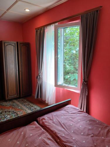 Una cama o camas en una habitación de Rossi Rest House