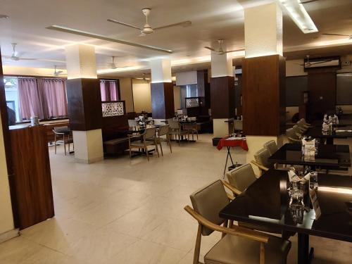 Kuchyň nebo kuchyňský kout v ubytování Hotel Raviraj, Chhatrapati Sambhaji Nagar