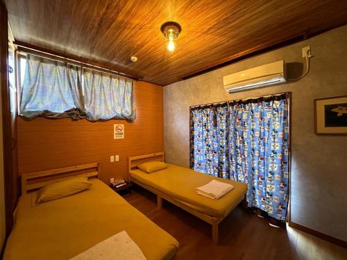 a small room with two beds and a window at Numazu - House - Vacation STAY 59955v in Numazu