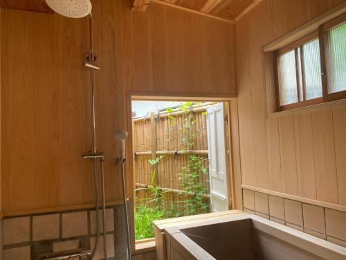 沼津市にあるNumazu - House - Vacation STAY 52029vのシャワーと洗面台と窓のあるバスルーム