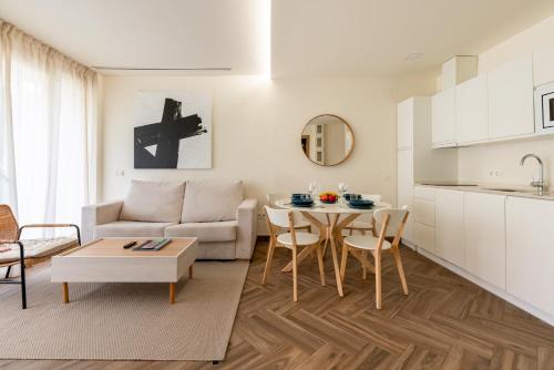 Murillo Brand New Apartment with Private Balcony