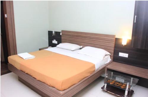 Hotel Sham Suman, Kolhapur- Opposite To Mahalaxmi Templeにあるベッド