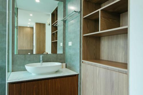 un bagno con lavandino e specchio di Charme Villa nighstress flamingo Đải Lải Vĩnh Phúc a Kon Rung (1)