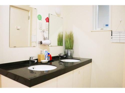 ein Badezimmer mit zwei Waschbecken und einem Spiegel in der Unterkunft OHANA TOKYO HOUSE - Vacation STAY 73223v in Tokio