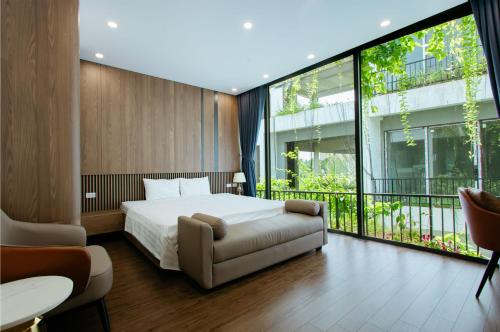 una camera da letto con un letto e una grande finestra di Charme Villa nighstress flamingo Đải Lải Vĩnh Phúc a Kon Rung (1)
