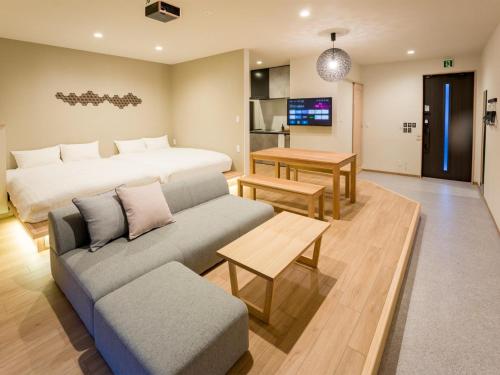 un soggiorno con un divano e un letto di Rakuten STAY Nikko Hoden Capacity of 4 persons a Nikko