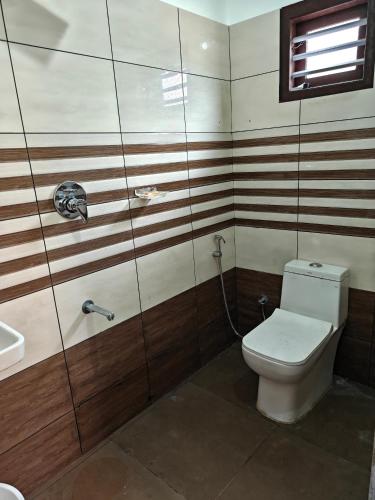 スルタン・バザリーにあるHome Stay in Sulthan Batheryのトイレと洗面台付きのバスルーム