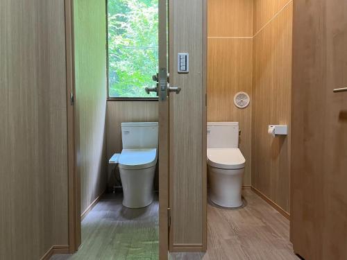 a bathroom with two toilets and a window at Kiyo's Gokokuen "Tatsumado" - Vacation STAY 26825v in Kasama