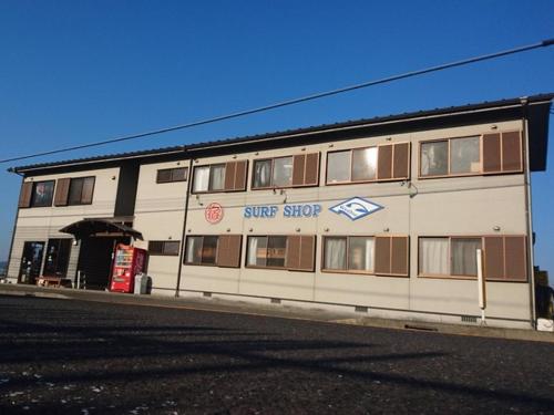 a white building with a sign on the side of it at ＬＯＤＧＥ ｎ"ｔｒｉｂｅ - Vacation STAY 79116v in Nichinan