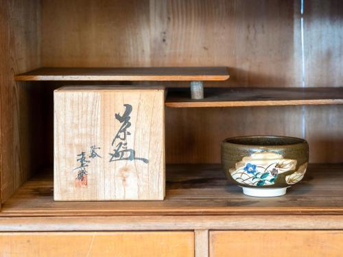 a shelf with a box and a vase on it at Takayanagi Ryokan - Vacation STAY 88528v in Takamatsu