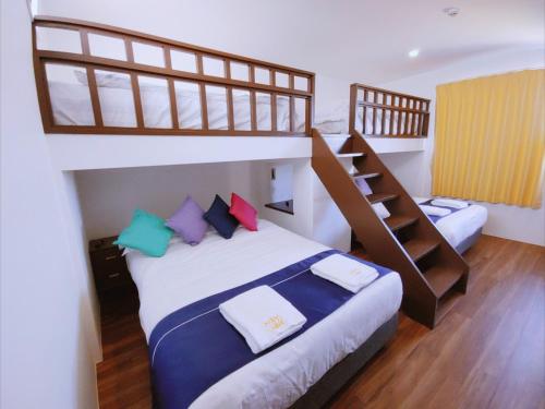 una camera con letto a castello e scala a castello di M's Resort Yomitan Building B - Vacation STAY 80179v a Furugen