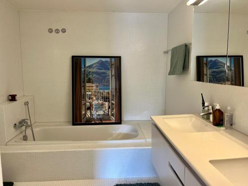 Boho Chic Apt with 125sqm, 2 BR 2 Baths with 36sqm Dual Terraces with Parking and 10 min to Lake Zurich
