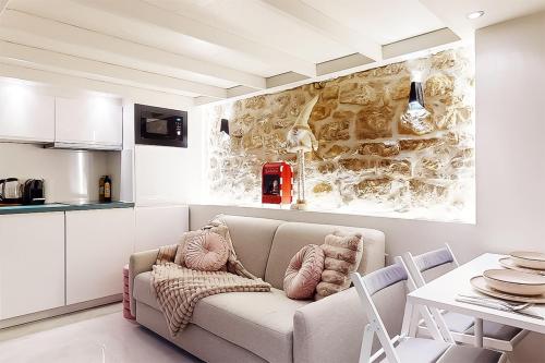 パリにあるIle saint Louis Notre Dame de Parisの石壁のリビングルーム(ソファ付)